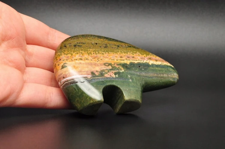 * JASPIS OCEANICZNY ORBIKULARNY UROKLIWA RZEŹBA FIGURKA NIEDŹWIEDŹ NR 1 *