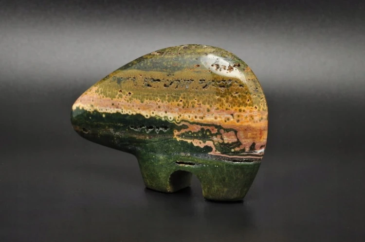 * JASPIS OCEANICZNY ORBIKULARNY UROKLIWA RZEŹBA FIGURKA NIEDŹWIEDŹ NR 1 *