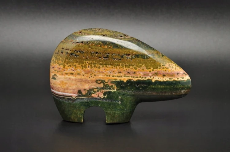 * JASPIS OCEANICZNY ORBIKULARNY UROKLIWA RZEŹBA FIGURKA NIEDŹWIEDŹ NR 1 *