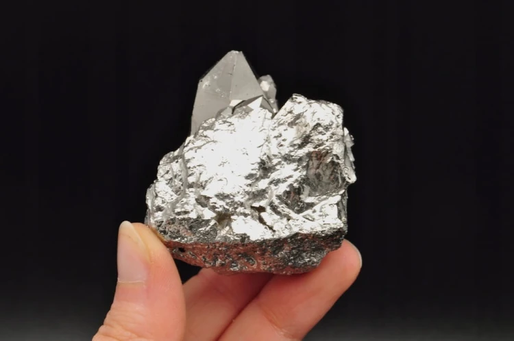 * KWARC TYTAN AURA SREBRNY MINERAŁ INTERESUJĄCA SZCZOTKA NR 2 *