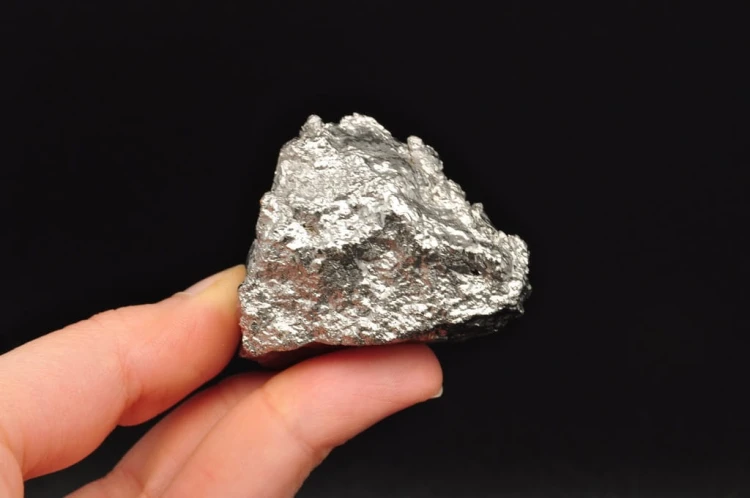 * KWARC TYTAN AURA SREBRNY MINERAŁ INTERESUJĄCA SZCZOTKA NR 2 *
