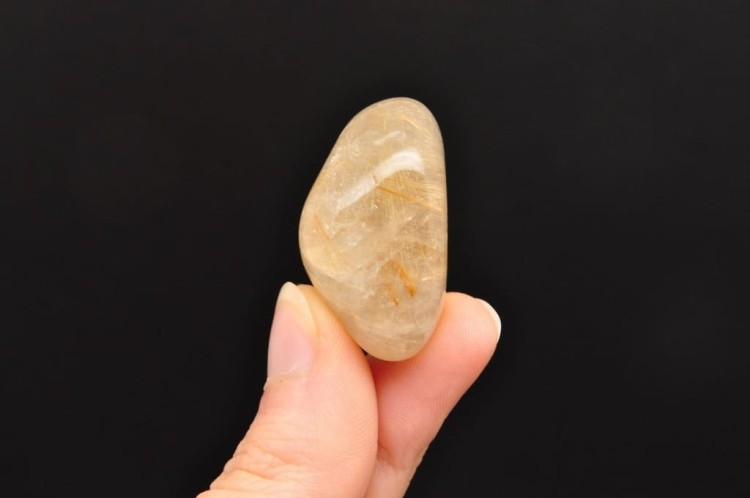* KWARC Z RUTYLEM BRAZYLIA ŚLICZNY MINERAŁ DO RĘKI NR R1 *