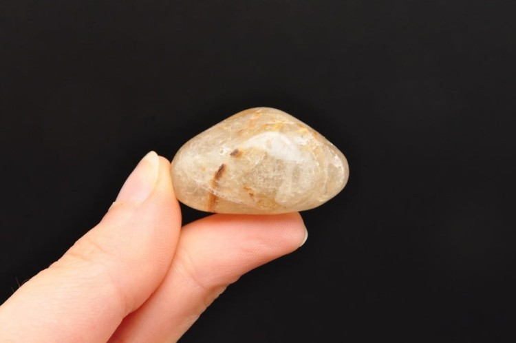 * KWARC Z RUTYLEM BRAZYLIA ŚLICZNY MINERAŁ DO RĘKI NR R1 *