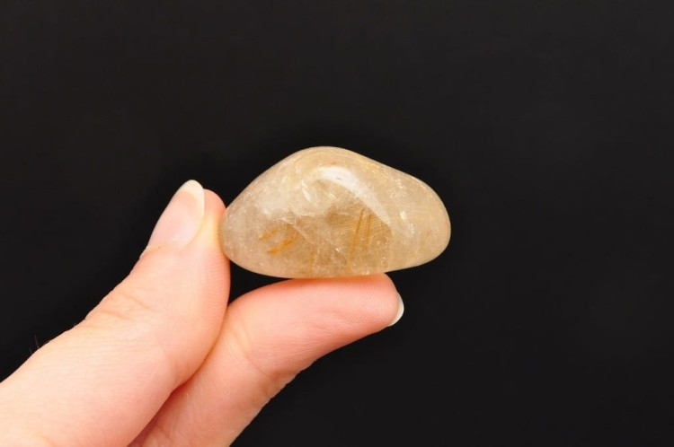 * KWARC Z RUTYLEM BRAZYLIA ŚLICZNY MINERAŁ DO RĘKI NR R1 *