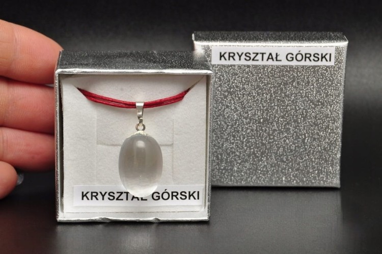 * KRYSZTAŁ GÓRSKI PIĘKNA ZAWIESZKA W PUDEŁKU SZLIFOWANY OKAZ NR 92 *