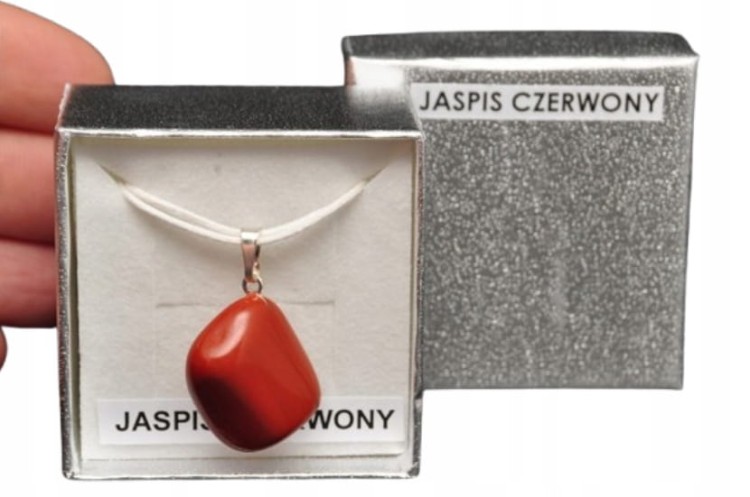 * JASPIS CZERWONY RPA UROCZA ZAWIESZKA ELEGANCKI KSZTAŁT PUDEŁKO SZNUREK 61