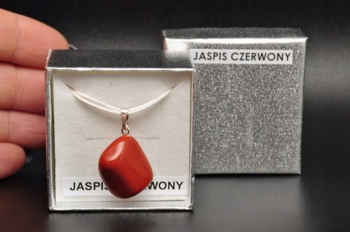 * JASPIS CZERWONY RPA UROCZA ZAWIESZKA ELEGANCKI KSZTAŁT PUDEŁKO SZNUREK 61
