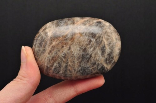 * KAMIEŃ KSIĘŻYCOWY MOONSTONE CIEKAWY WZÓR NATURALNY MINERAŁ NR GM01