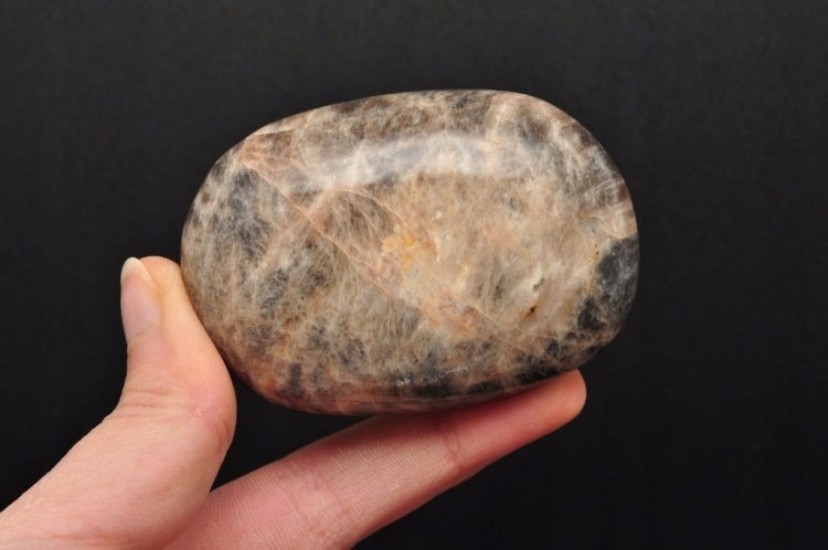 * KAMIEŃ KSIĘŻYCOWY MOONSTONE CIEKAWY WZÓR NATURALNY MINERAŁ NR GM01