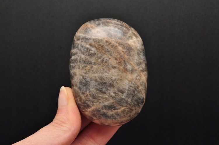 * KAMIEŃ KSIĘŻYCOWY MOONSTONE CIEKAWY WZÓR NATURALNY MINERAŁ NR GM01