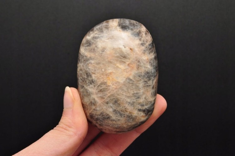 * KAMIEŃ KSIĘŻYCOWY MOONSTONE CIEKAWY WZÓR NATURALNY MINERAŁ NR GM01