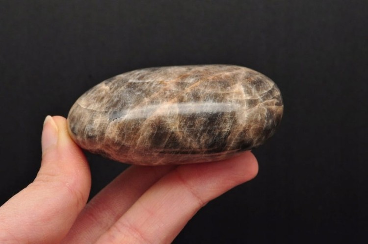* KAMIEŃ KSIĘŻYCOWY MOONSTONE CIEKAWY WZÓR NATURALNY MINERAŁ NR GM01