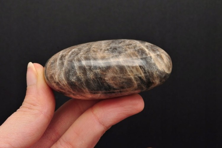 * KAMIEŃ KSIĘŻYCOWY MOONSTONE CIEKAWY WZÓR NATURALNY MINERAŁ NR GM01