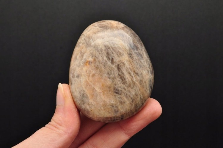 * KAMIEŃ KSIĘŻYCOWY MOONSTONE NATURALNY OKAZ CIEKAWY MINERAŁ NR GM06 *