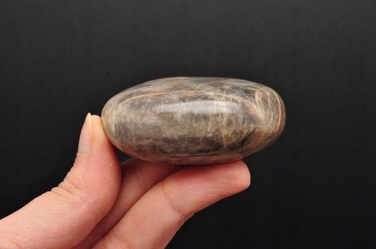* KAMIEŃ KSIĘŻYCOWY MOONSTONE NATURALNY OKAZ CIEKAWY MINERAŁ NR GM06 *