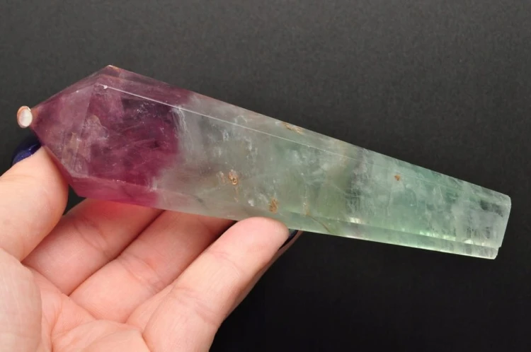 * FLUORYT CHINY KAMIEŃ OBELISK DO MEDYTACJI DWUKOLOROWY MINERAŁ NR 1 *