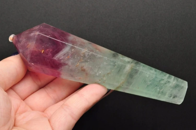 * FLUORYT CHINY KAMIEŃ OBELISK DO MEDYTACJI DWUKOLOROWY MINERAŁ NR 1 *