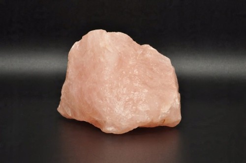 * KWARC RÓŻOWY MADAGASKAR SUROWY OKAZ NATURALNY MINERAŁ NR 5 *