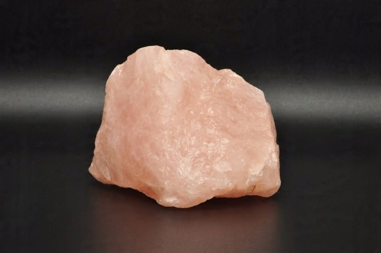 * KWARC RÓŻOWY MADAGASKAR SUROWY OKAZ NATURALNY MINERAŁ NR 5 *