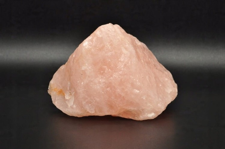 * KWARC RÓŻOWY MADAGASKAR SUROWY OKAZ NATURALNY MINERAŁ NR 5 *