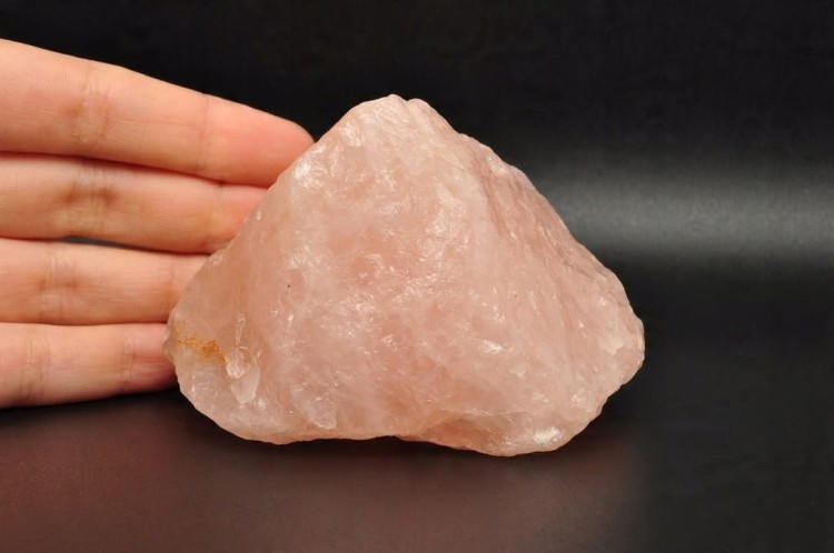 * KWARC RÓŻOWY MADAGASKAR SUROWY OKAZ NATURALNY MINERAŁ NR 5 *