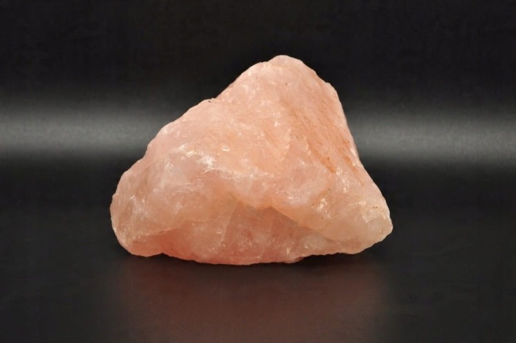 * KWARC RÓŻOWY MADAGASKAR SUROWY OKAZ NATURALNY MINERAŁ NR 5 *