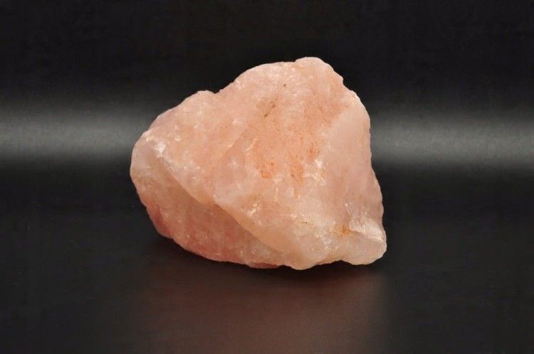 * KWARC RÓŻOWY MADAGASKAR SUROWY OKAZ NATURALNY MINERAŁ NR 5 *