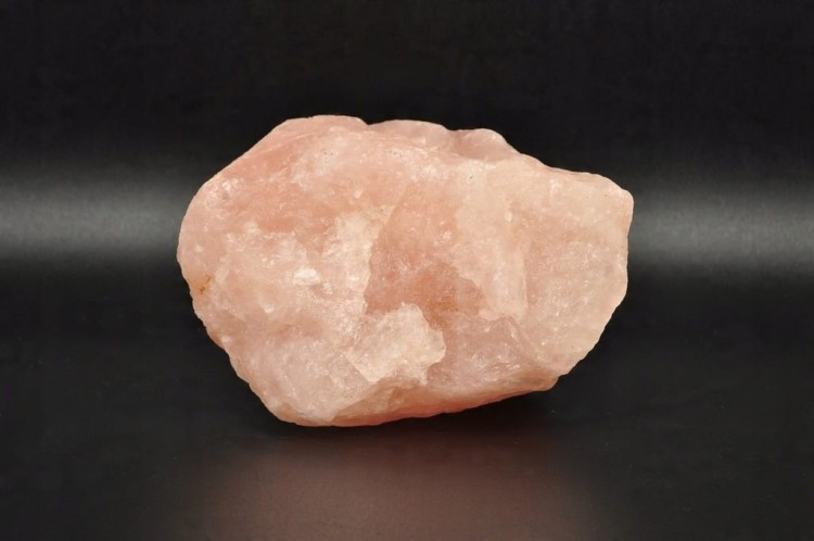 * KWARC RÓŻOWY MADAGASKAR SUROWY OKAZ NATURALNY MINERAŁ NR 5 *