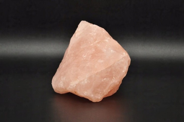 * KWARC RÓŻOWY MADAGASKAR SUROWY OKAZ NATURALNY MINERAŁ NR 5 *