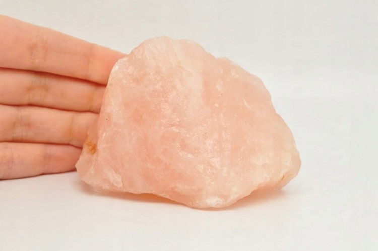 * KWARC RÓŻOWY MADAGASKAR SUROWY OKAZ NATURALNY MINERAŁ NR 5 *