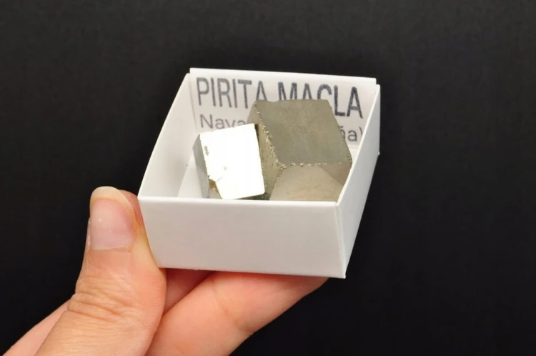 * KOSTKA PIRYTU HISZPANIA PIĘKNY OKAZ PODWÓJNA KOSTKA NR 1 *