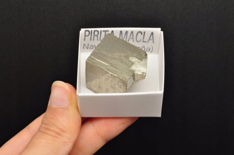 * KOSTKA PIRYTU HISZPANIA PRZEPIĘKNY OKAZ INTERESUJĄCY MINERAŁ NR 4 *