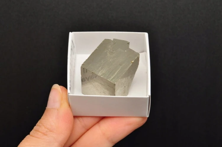 * KOSTKA PIRYTU HISZPANIA PRZEPIĘKNY OKAZ INTERESUJĄCY MINERAŁ NR 4 *