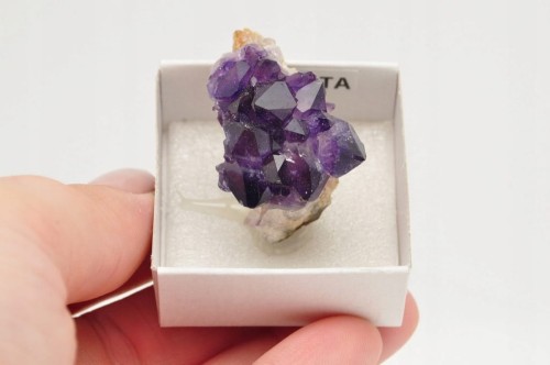 * AMETYST SZCZOTKA BRAZYLIA MINERAŁ W PUDEŁKU CIEMNA FIOLETOWA BARWA NR 1 *