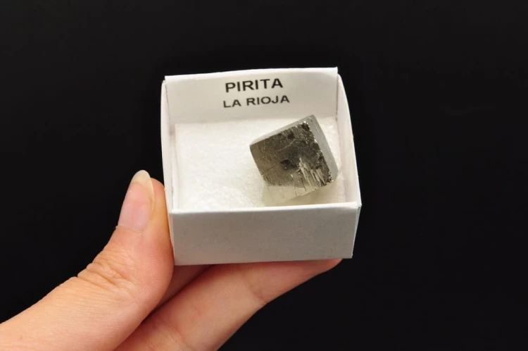 * KOSTKA PIRYTU HISZPANIA CIEKAWY MINERAŁ SUROWY OKAZ NR 15 *
