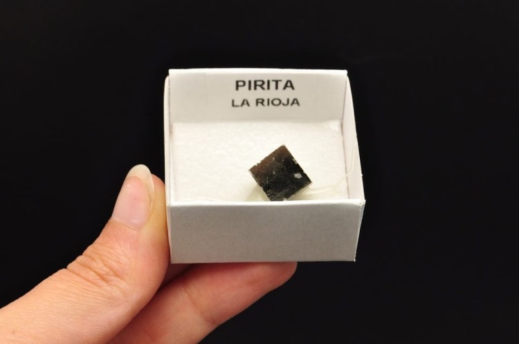 * KOSTKA PIRYTU HISZPANIA CIEKAWY UROKLIWY OKAZ SUROWY MINERAŁ NR 20 *