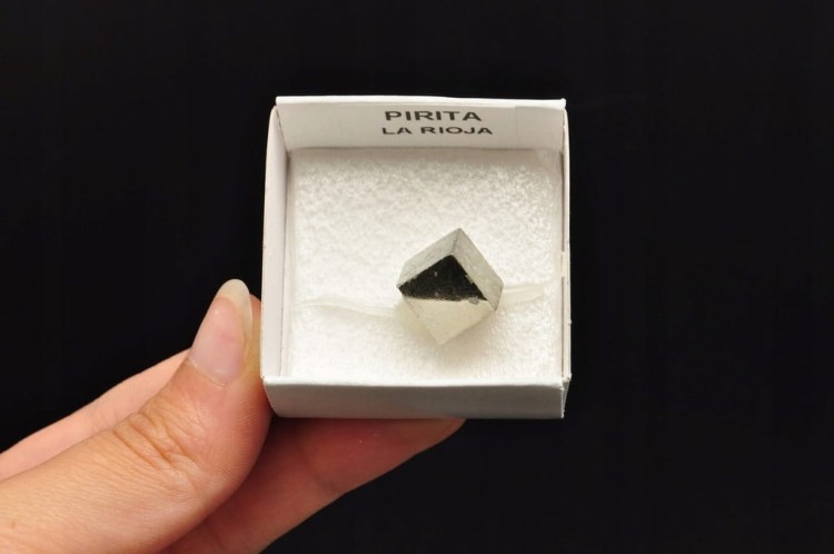 * KOSTKA PIRYTU HISZPANIA CIEKAWY UROKLIWY OKAZ SUROWY MINERAŁ NR 20 *