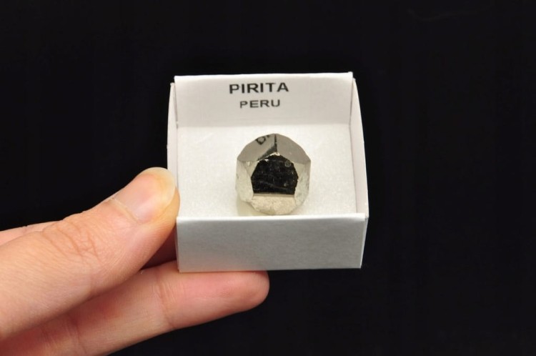 * KOSTKA PIRYTU PERU CIEKAWY MINERAŁ ŚWIETNY OKAZ NA PREZENT NR 6 *