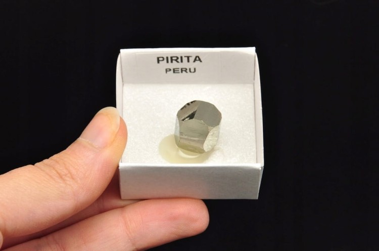 * KOSTKA PIRYTU PERU ŚLICZNY MAŁY OKAZ CIEKAWY MINERAŁ NR 8 *