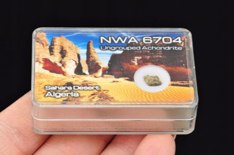 * METEORYT NWA 6704 SAHARA ALGERIA MAŁY UROCZY METEORYT ORYGINALNY OKAZ 8