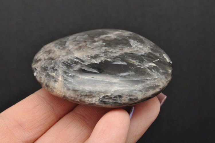 * KAMIEŃ KSIĘŻYCOWY MOONSTONE MINERAŁ NATURALNY POLEROWANY OKAZ NR GKKS04 *
