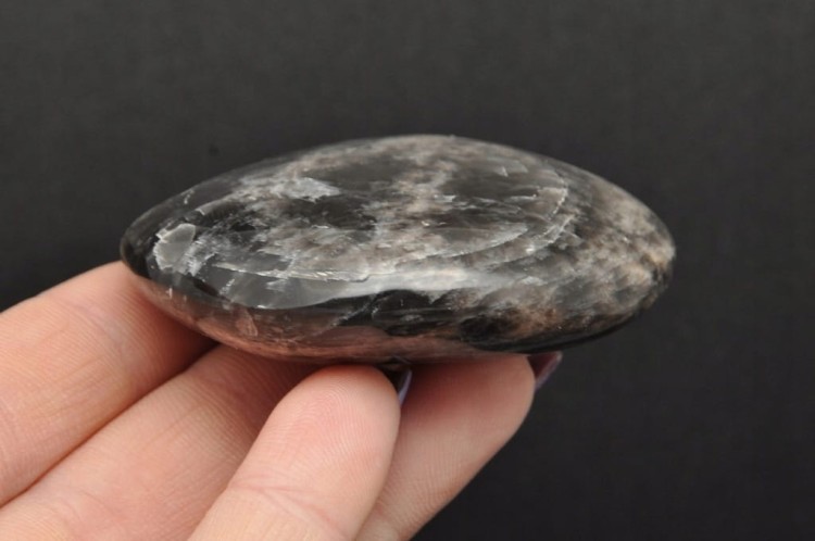 * KAMIEŃ KSIĘŻYCOWY MOONSTONE MINERAŁ NATURALNY POLEROWANY OKAZ NR GKKS04 *
