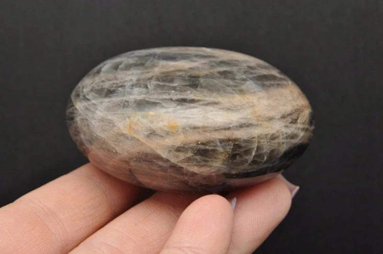 * KAMIEŃ KSIĘŻYCOWY MOONSTONE UROCZY MINERAŁ BŁYSZCZĄCY MINERAŁ NR GKKS01 *
