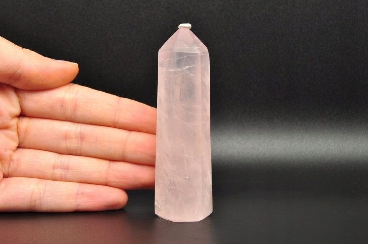 * KWARC RÓŻOWY UROKLIWA WIEŻA OBELISK NATURALNY MINERAŁ NR 5 *