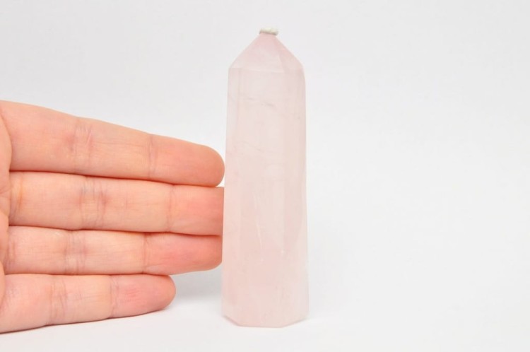 * KWARC RÓŻOWY UROKLIWA WIEŻA OBELISK NATURALNY MINERAŁ NR 5 *