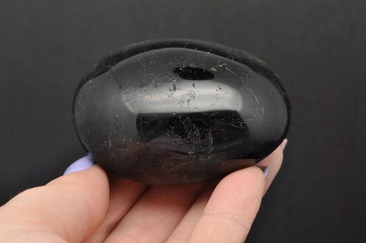 * TURMALIN CZARNY MADAGASKAR CIEKAWY KSZTAŁT ZJAWISKOWY MINERAŁ NR GT03 *