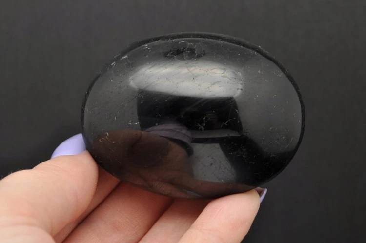 * TURMALIN CZARNY MADAGASKAR CIEKAWY KSZTAŁT ZJAWISKOWY MINERAŁ NR GT03 *