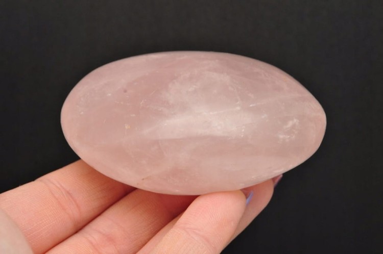 * KWARC RÓŻOWY MADAGASKAR UROCZY ELEGANCKI KAMIEŃ PALM STONE NR KR02 *