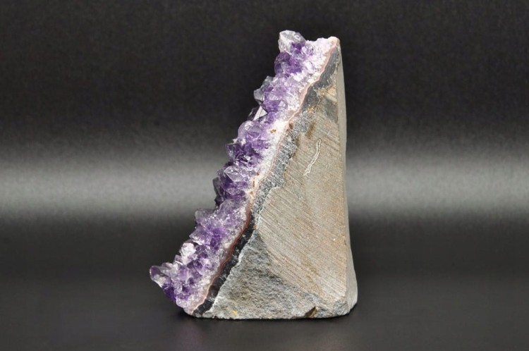 * AMETYST URUGWAJ UROCZY OKAZ PIĘKNY NATURALNY MINERAŁ NR 11 *