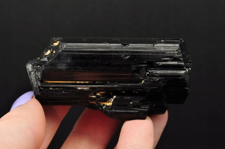 * TURMALIN CZARNY MADAGASKAR NATURALNY MINERAŁ ŚWIETNY POŁYSK NR 9 *